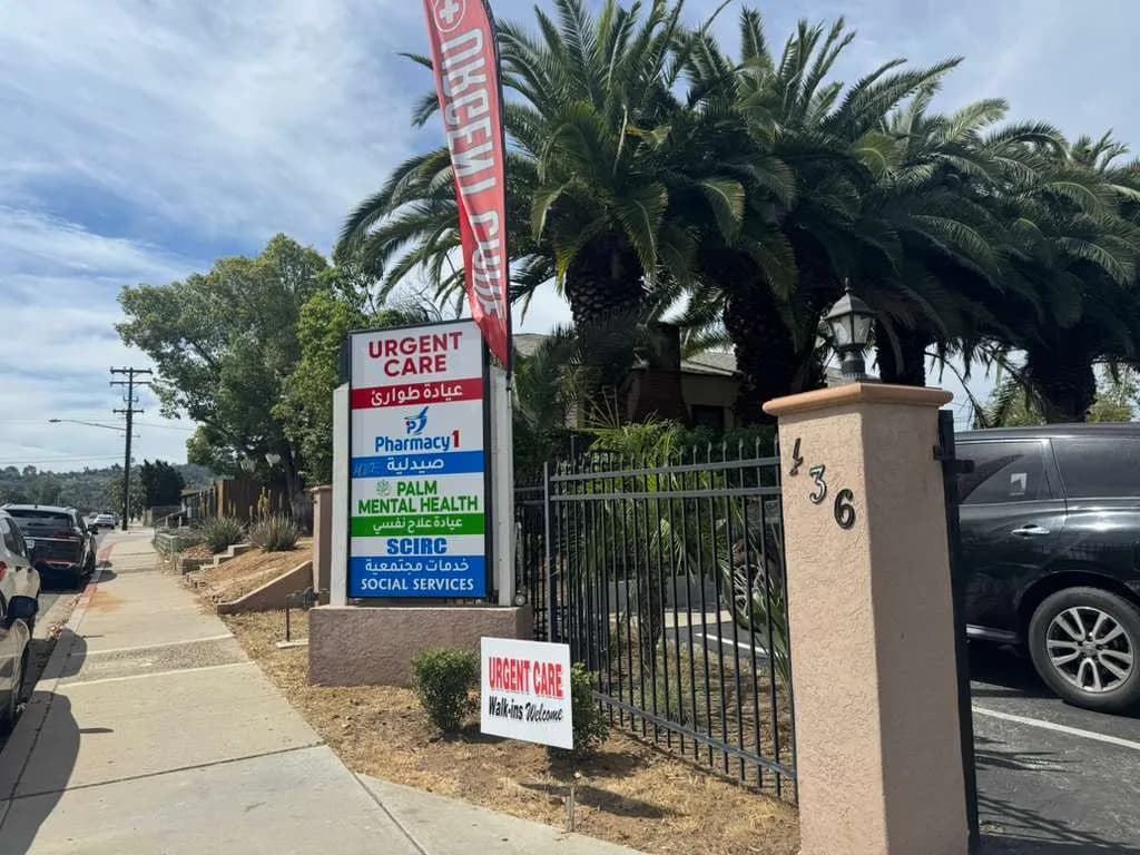 Bilingual urgent care sign with Arabic El Cajon